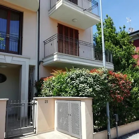 Ampio Monolocale Con Giardino Privato - 150 Metri Dal Mare - Viserbella * Римини